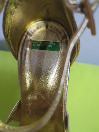 Sandalias tacón Benetton Talla 37 Doradas