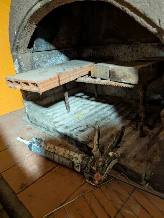Barbacoa de interior marrón y naranja