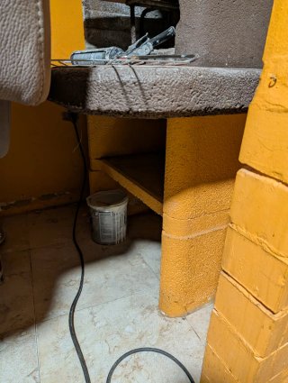 Barbacoa de interior marrón y naranja