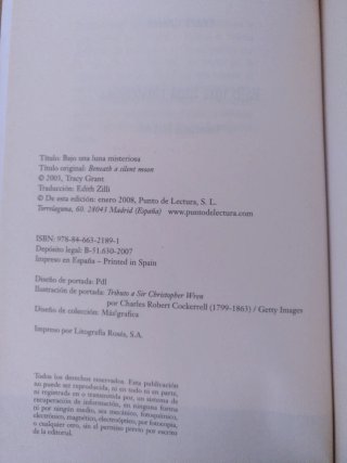 Bajo una luna misteriosa. Libro