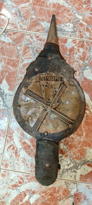 Fuelle antiguo de cuero y cobre
