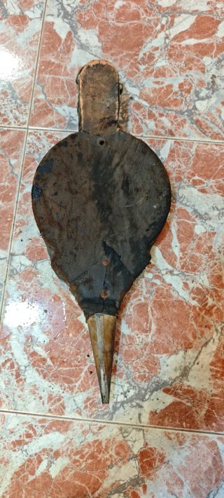Fuelle antiguo de cuero y cobre