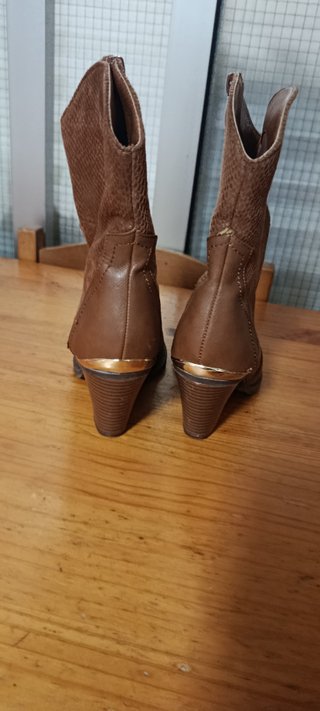 Botas camperas tacón marrón