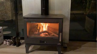Pérgola acristalada con buhardilla y chimenea
