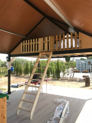 Pérgola acristalada con buhardilla y chimenea