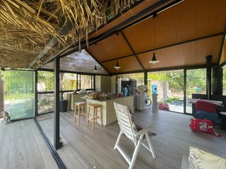 Pérgola acristalada con buhardilla y chimenea