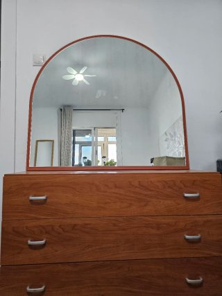 Cómoda de madera con espejo