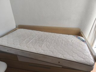 Cama nido madera maciza con estantería. Descuento