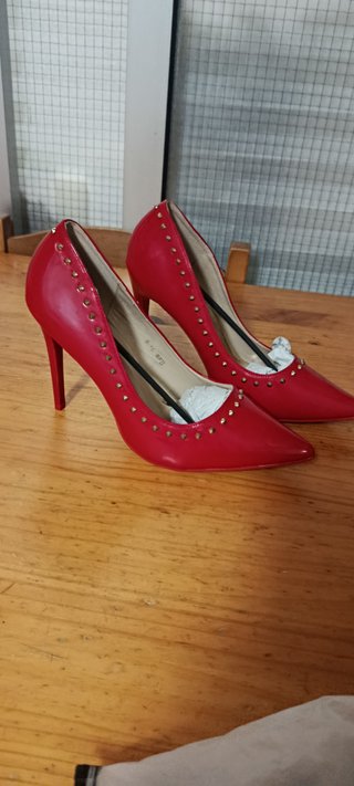 Zapatos de tacón rojos charol