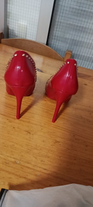 Zapatos de tacón rojos charol