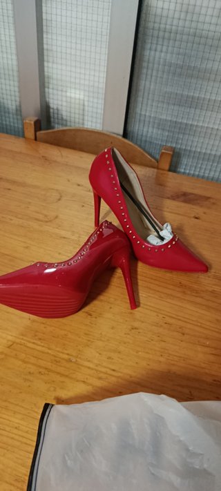 Zapatos de tacón rojos charol