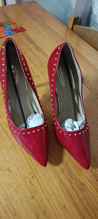 Zapatos de tacón rojos charol