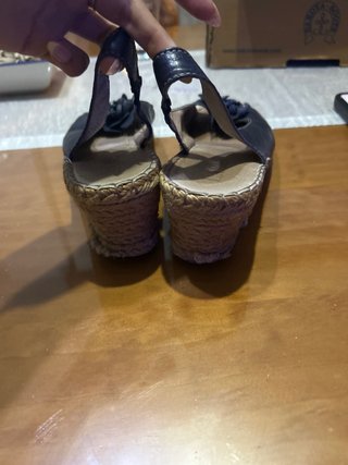 Cuña elegante azul y beige