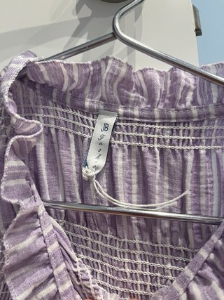 Blusa morada con rayas blancas