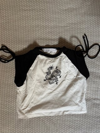 Top blanco y negro Bershka dragón
