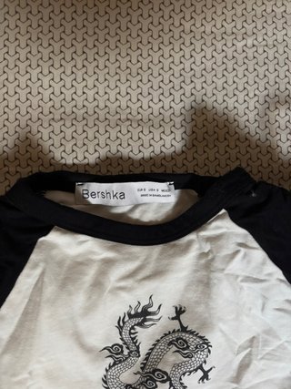 Top blanco y negro Bershka dragón