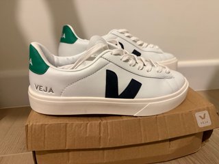 Tenis Veja Blancos y Verdes