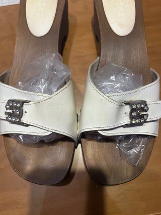 Zuecos de madera blancos y marrones