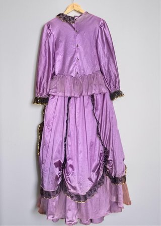 Vestido de época estilo victoriano en color lila