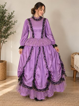 Vestido de época estilo victoriano en color lila
