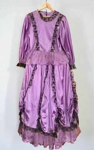 Vestido de época estilo victoriano en color lila