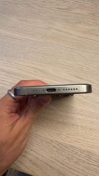 iPhone 15 Pro Max. 256GB (84% Batería) + fundas