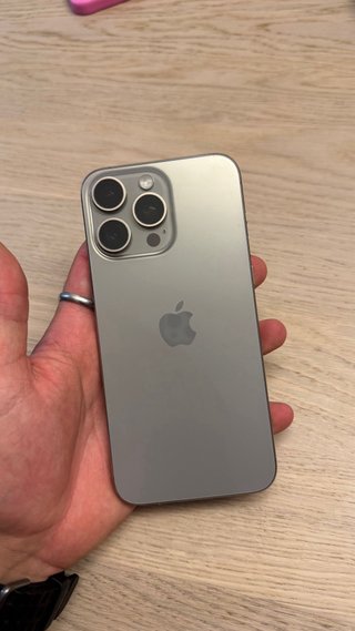 iPhone 15 Pro Max. 256GB (84% Batería) + fundas
