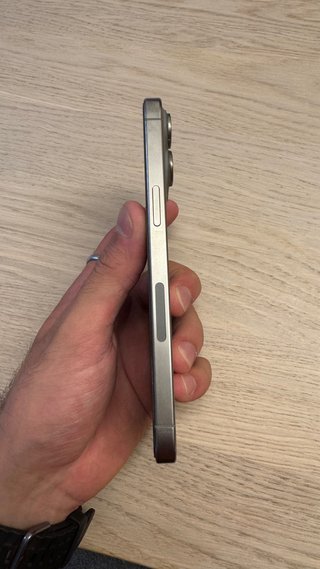 iPhone 15 Pro Max. 256GB (84% Batería) + fundas