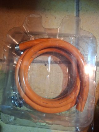 Tubo Gas Butano Naranja con Abrazaderas