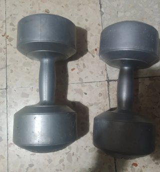Pesas grises para gimnasio