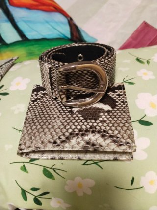Conjunto cinturón y billetera piel serpiente