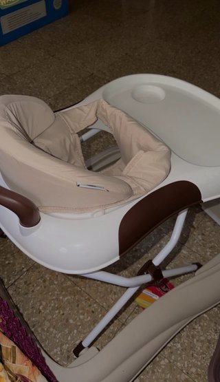 Trona para bebé color beige y blanco