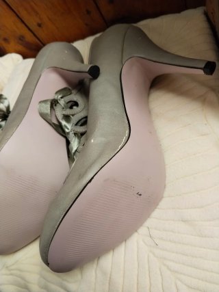 Zapatos de tacón plateados con cordones