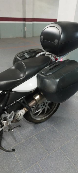 Moto Touring Negra y Blanca