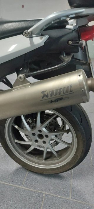 Moto Touring Negra y Blanca
