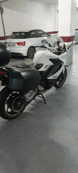 Moto Touring Negra y Blanca