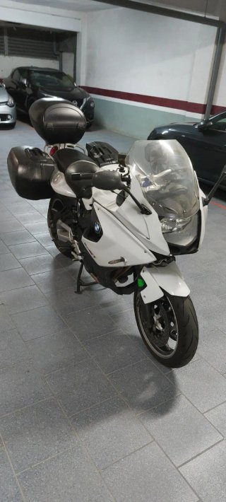 Moto Touring Negra y Blanca