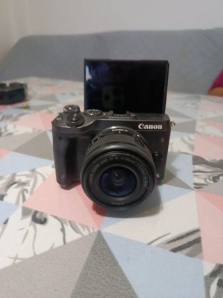 Fotocamera mirrorless Canon EOS M6 + Obiettivo 15-45mm