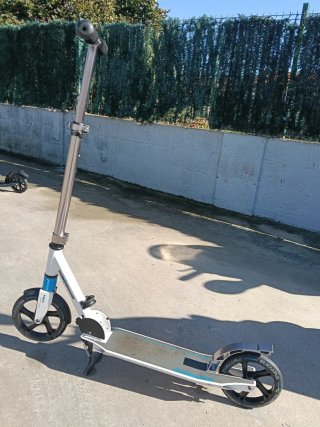 Patinete urbano blanco y azul  Tijuana City 200