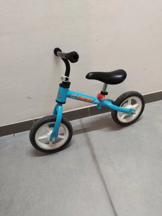 Bicicleta de equilibrio azul
