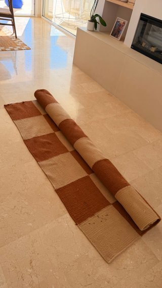 Alfombra de tela beige y marrón