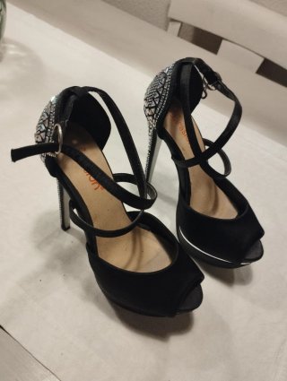 Zapatos de tacón alto con pedrería