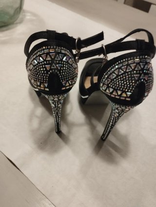 Zapatos de tacón alto con pedrería