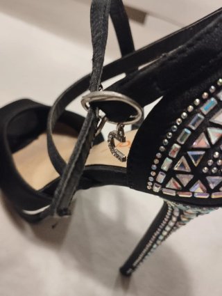 Zapatos de tacón alto con pedrería