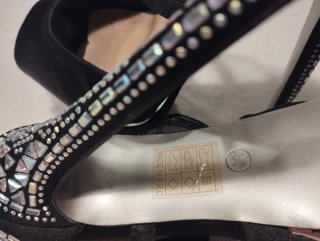 Zapatos de tacón alto con pedrería