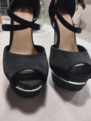 Zapatos de tacón alto con pedrería