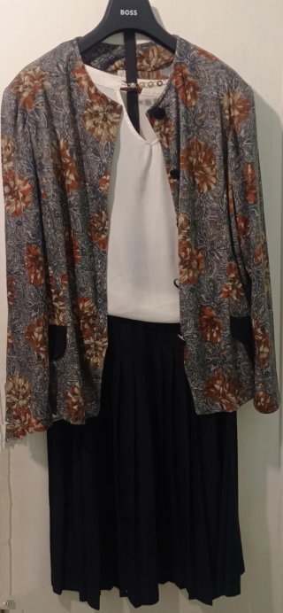 Traje Chaqueta y Falda Plisada. Nuevo