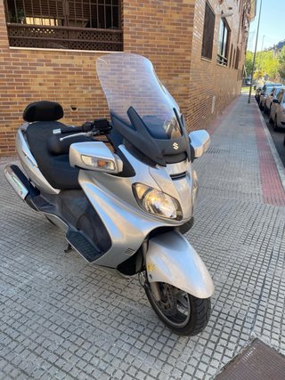Suzuki Burgman 650 Executive Plata