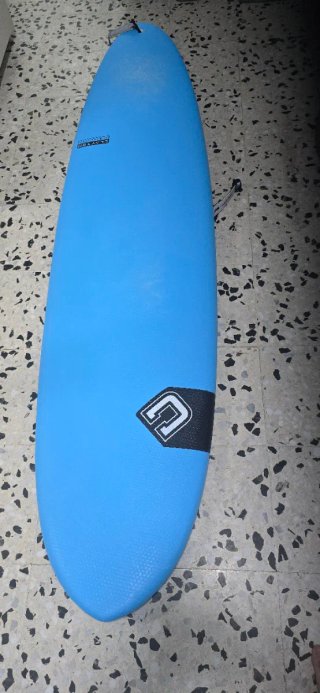Tabla de surf azul prácticamente nueva