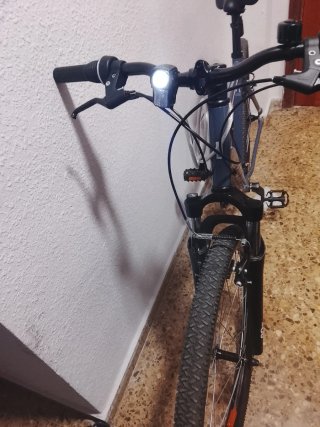 Bicicleta Rockrider con candado y casco